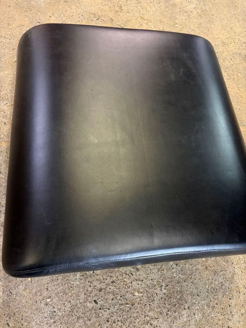 黒のレザーオットマン