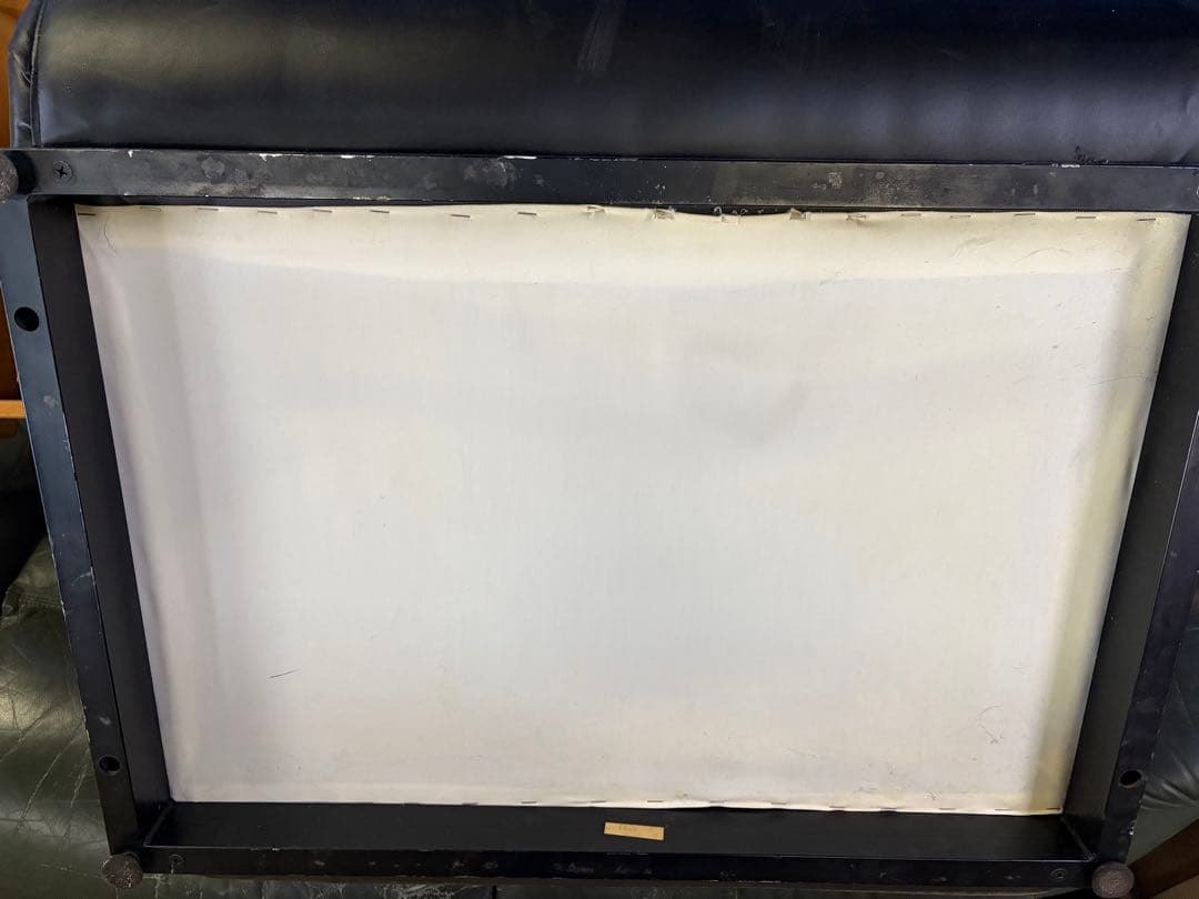 黒のレザーオットマン