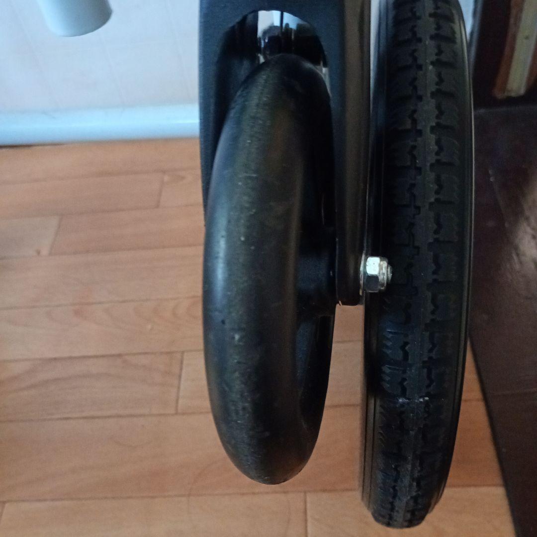 折りたたみ式黒い介助用車椅子　コンパクト車椅子 ノーパンクタイヤ