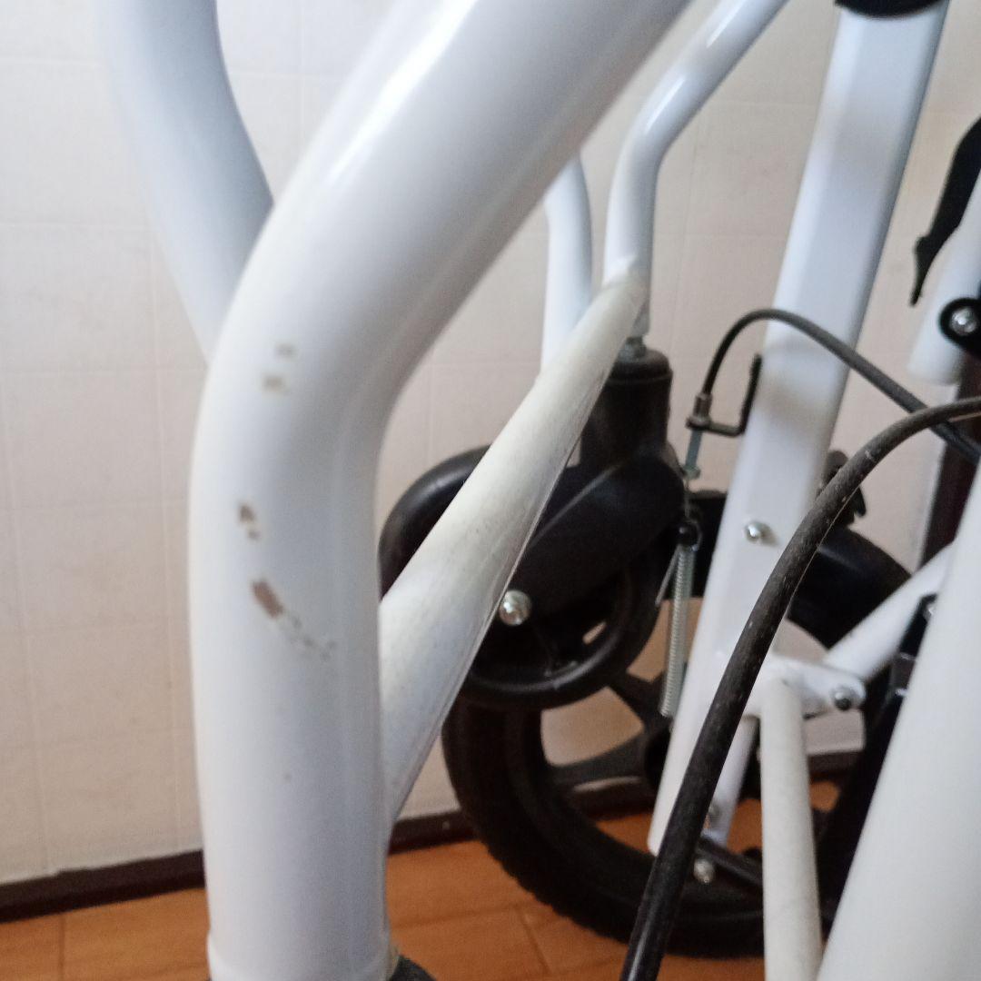 折りたたみ式黒い介助用車椅子　コンパクト車椅子 ノーパンクタイヤ