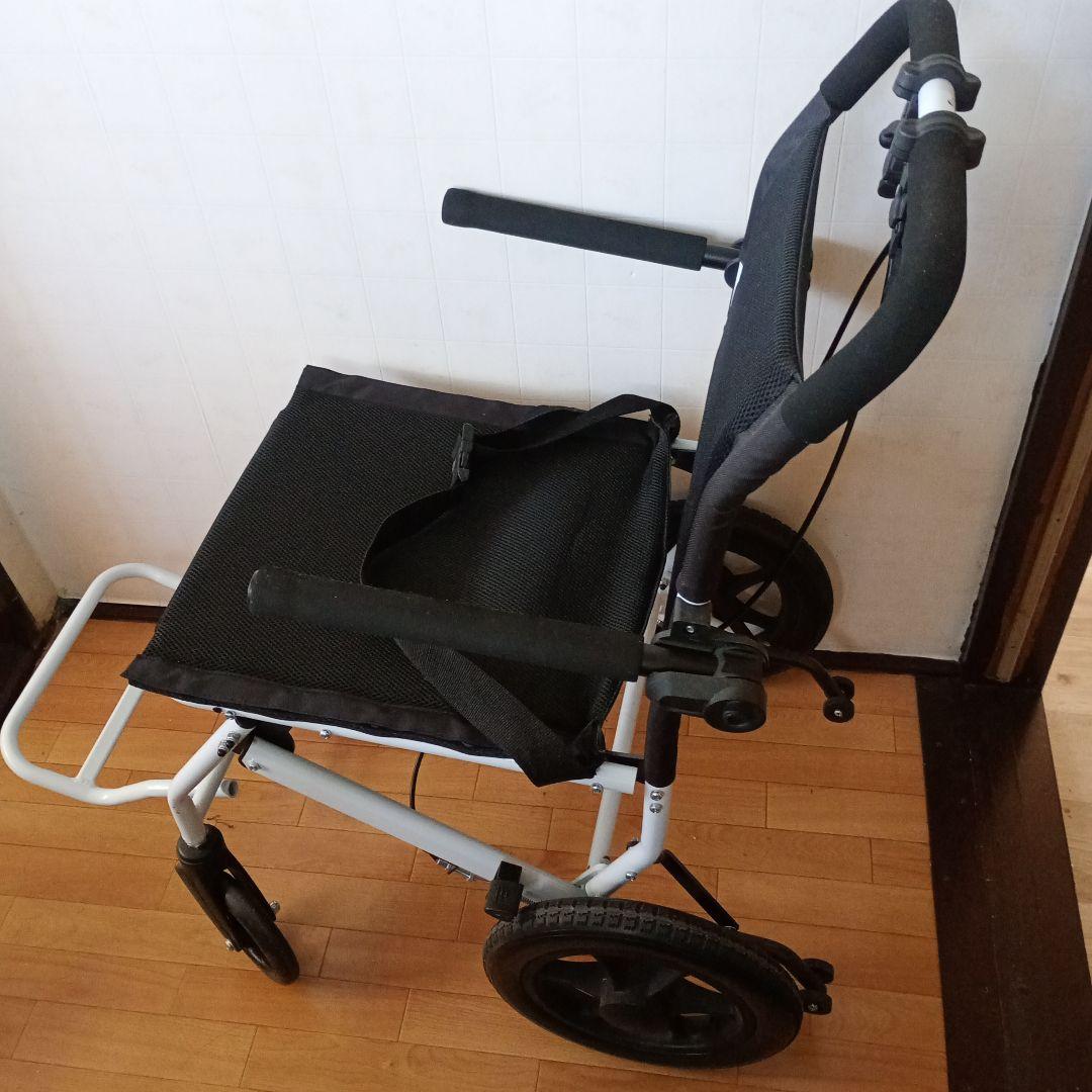 折りたたみ式黒い介助用車椅子　コンパクト車椅子 ノーパンクタイヤ