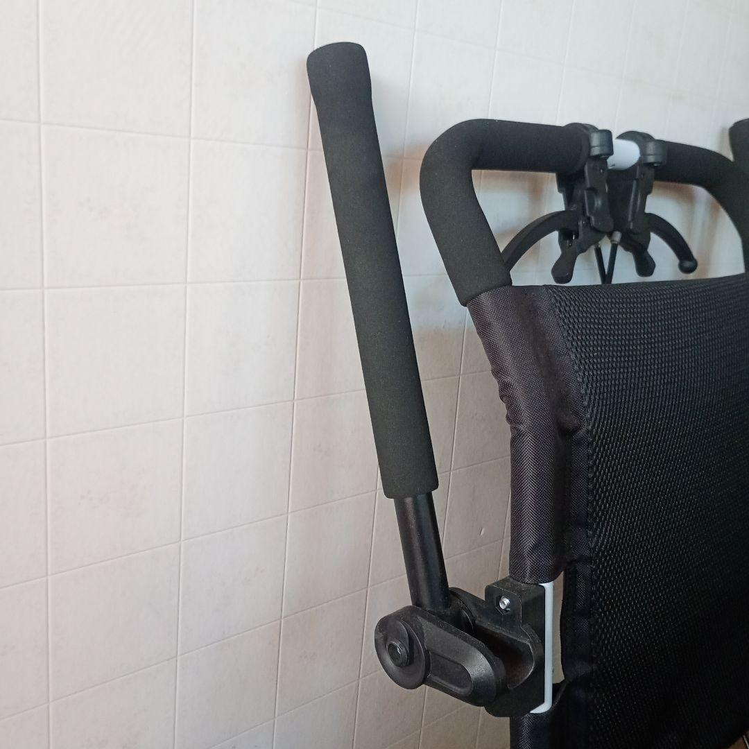 折りたたみ式黒い介助用車椅子　コンパクト車椅子 ノーパンクタイヤ