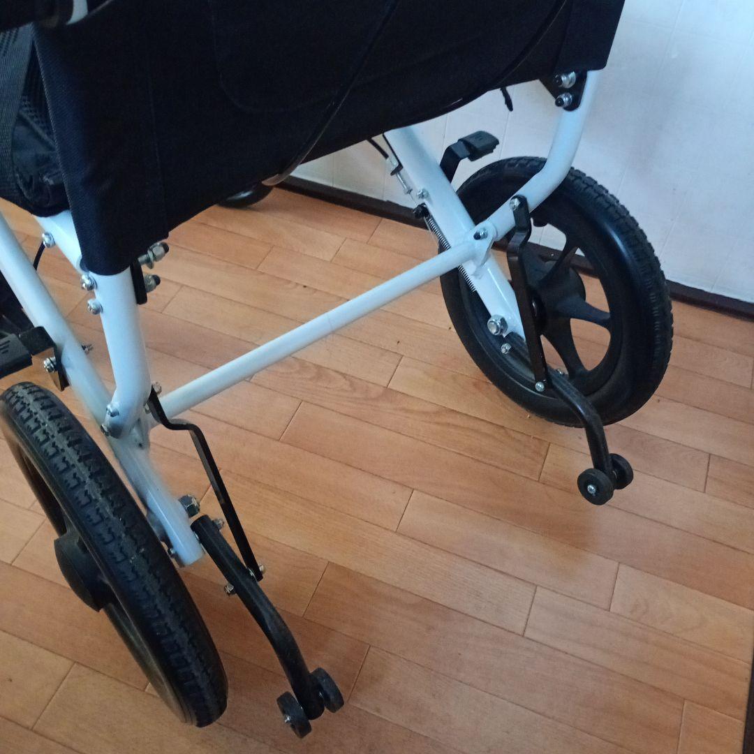 折りたたみ式黒い介助用車椅子　コンパクト車椅子 ノーパンクタイヤ