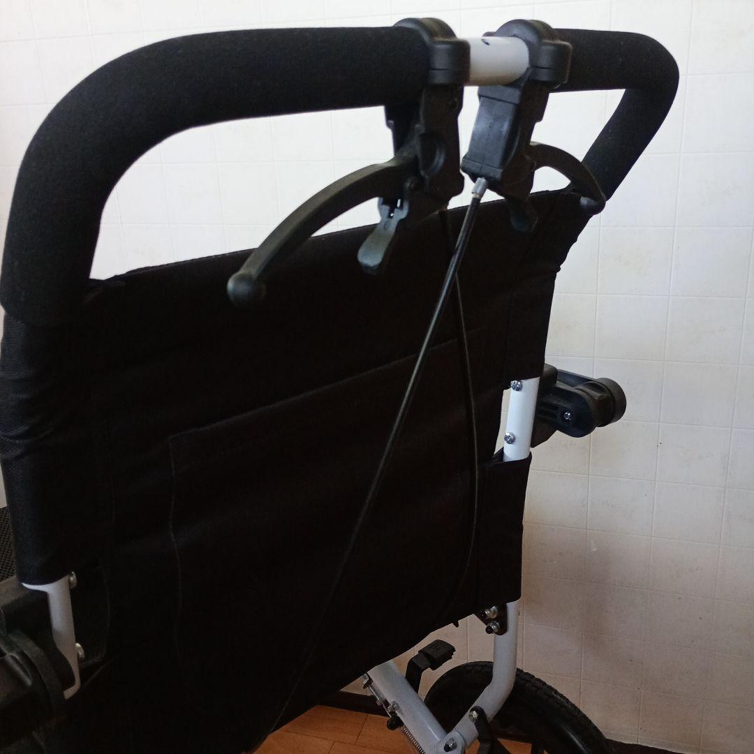 折りたたみ式黒い介助用車椅子　コンパクト車椅子 ノーパンクタイヤ