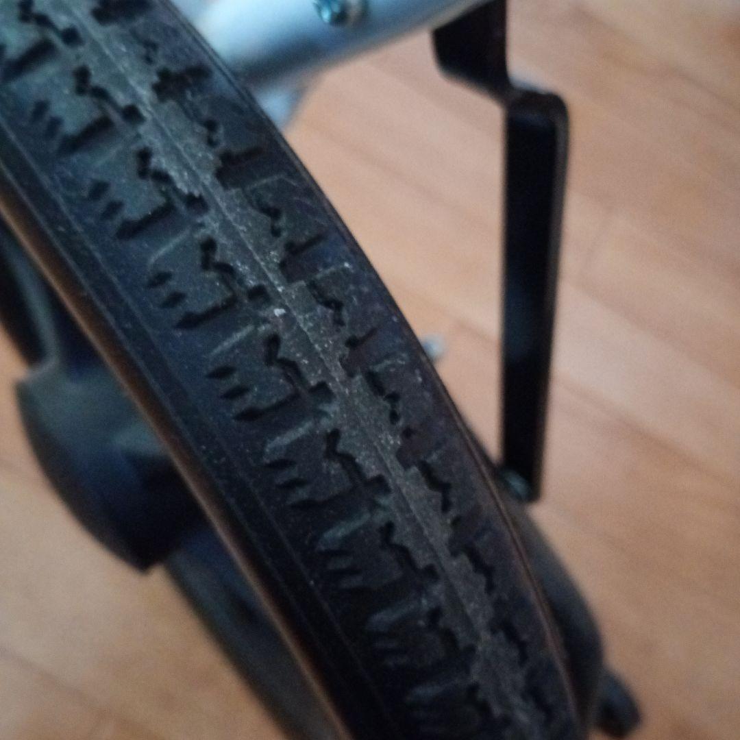 折りたたみ式黒い介助用車椅子　コンパクト車椅子 ノーパンクタイヤ