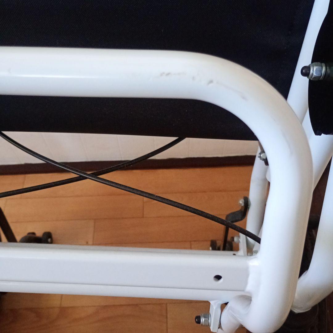 折りたたみ式黒い介助用車椅子　コンパクト車椅子 ノーパンクタイヤ