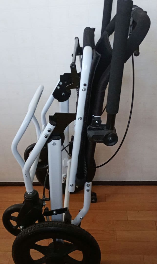 折りたたみ式黒い介助用車椅子　コンパクト車椅子 ノーパンクタイヤ