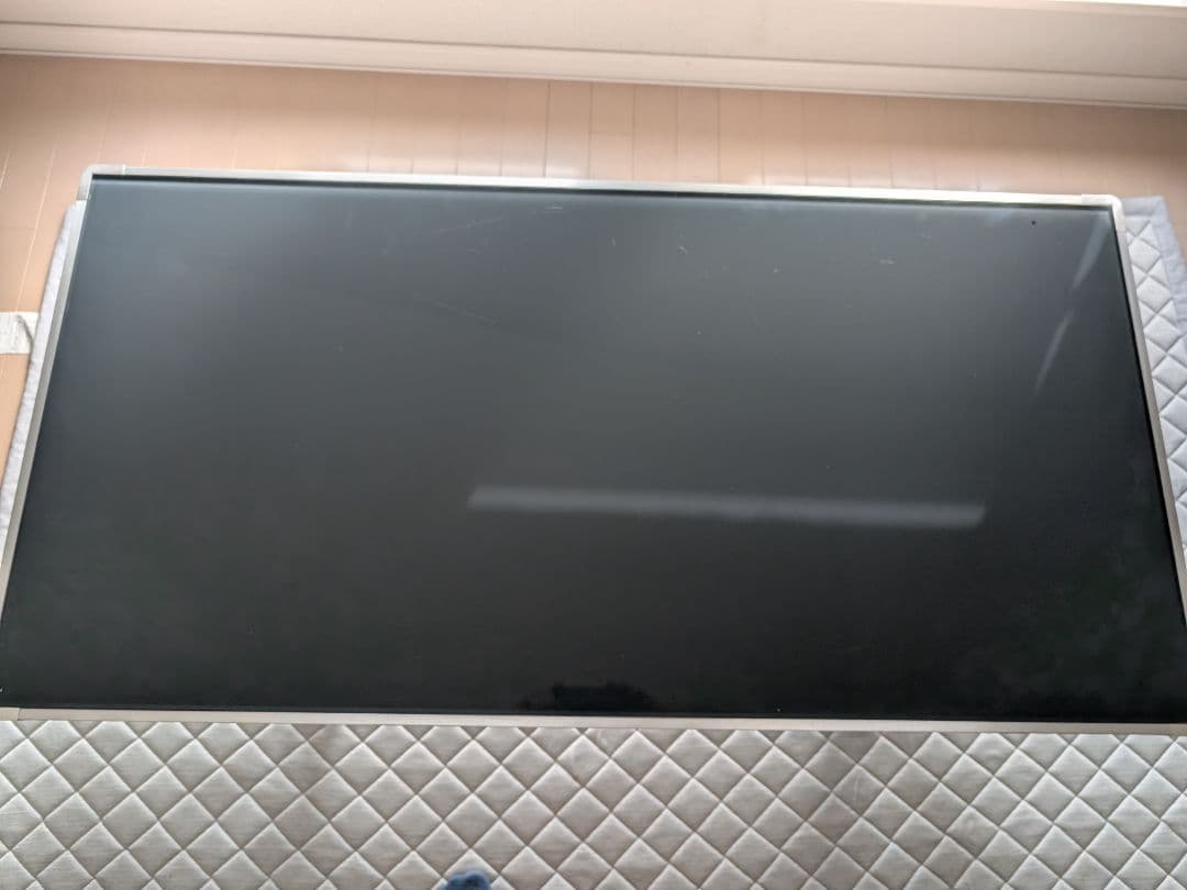 ガラステーブル　グレーガラス　シンプル　モダン