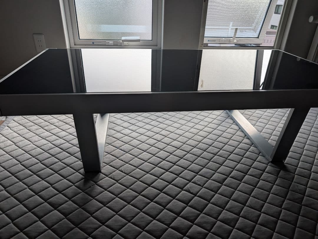 ガラステーブル　グレーガラス　シンプル　モダン