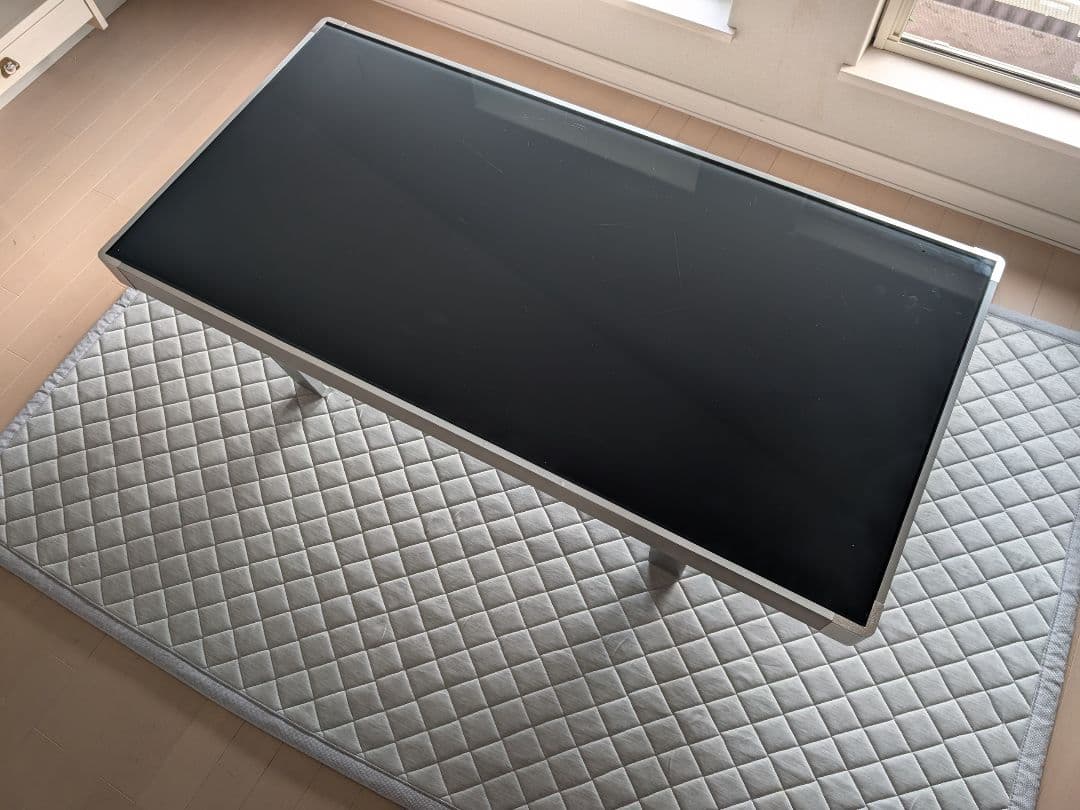 ガラステーブル　グレーガラス　シンプル　モダン