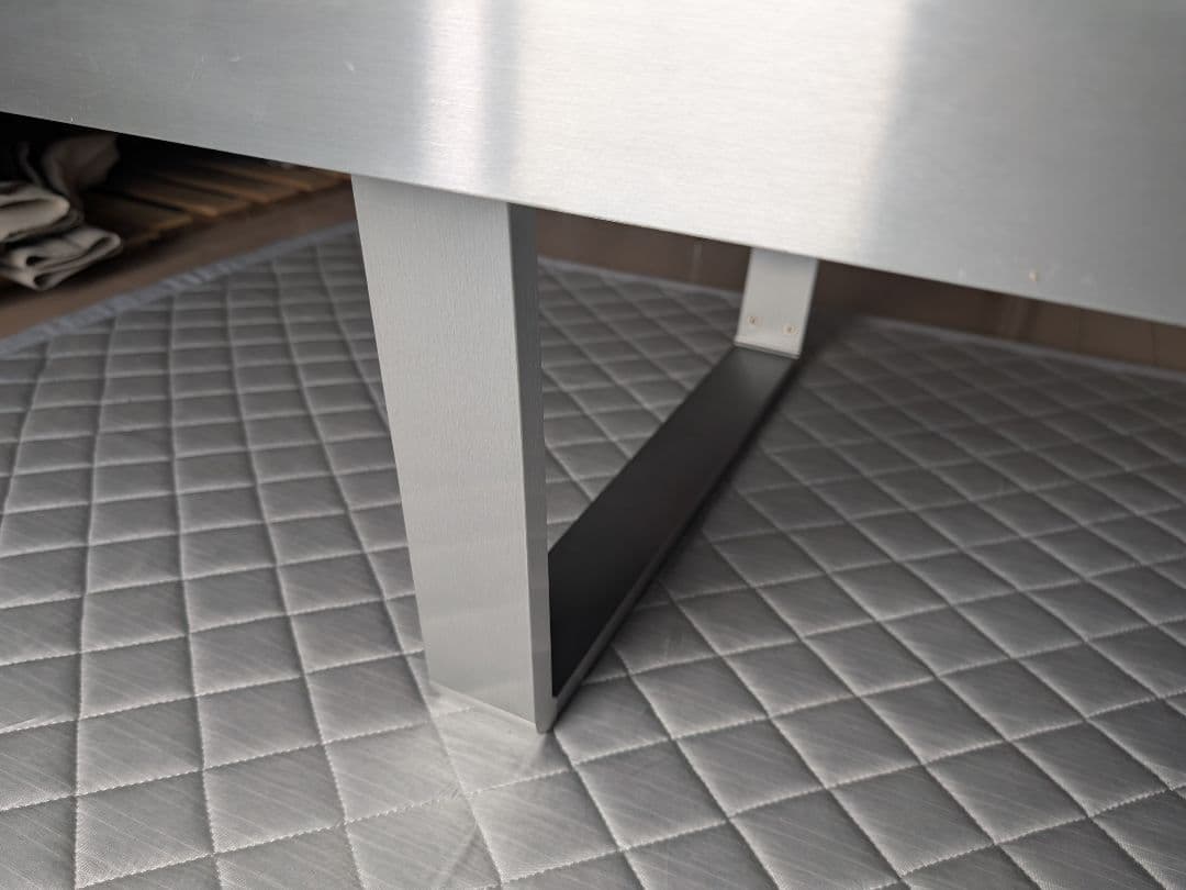 ガラステーブル　グレーガラス　シンプル　モダン