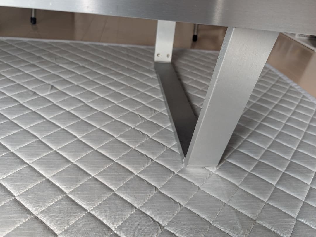 ガラステーブル　グレーガラス　シンプル　モダン