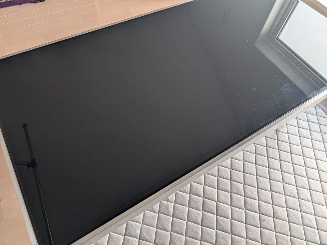 ガラステーブル　グレーガラス　シンプル　モダン