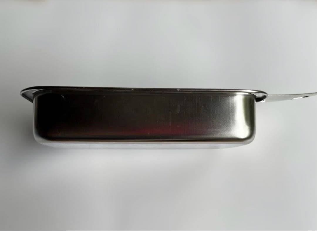 受皿がついた箱型の銅おろし金