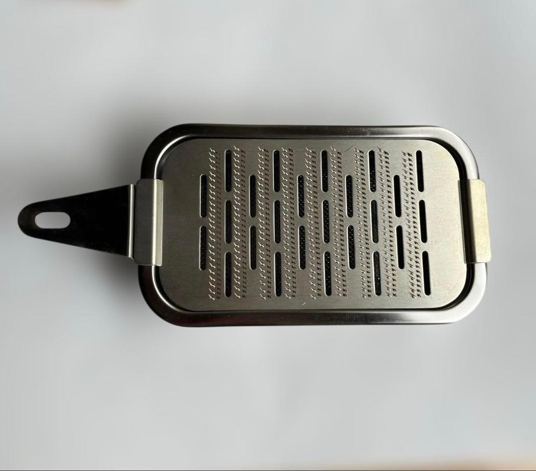 受皿がついた箱型の銅おろし金