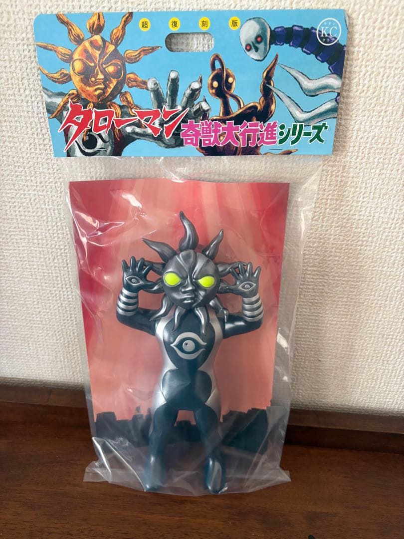 新品・未開封！】 超復刻版タローマンソフビ人形 ブラックタローマン