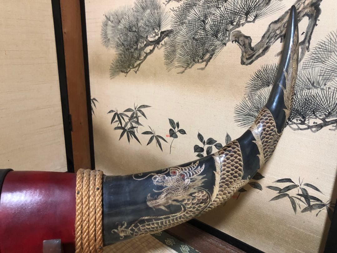 牛の角置物（竜の彫刻：台付き）