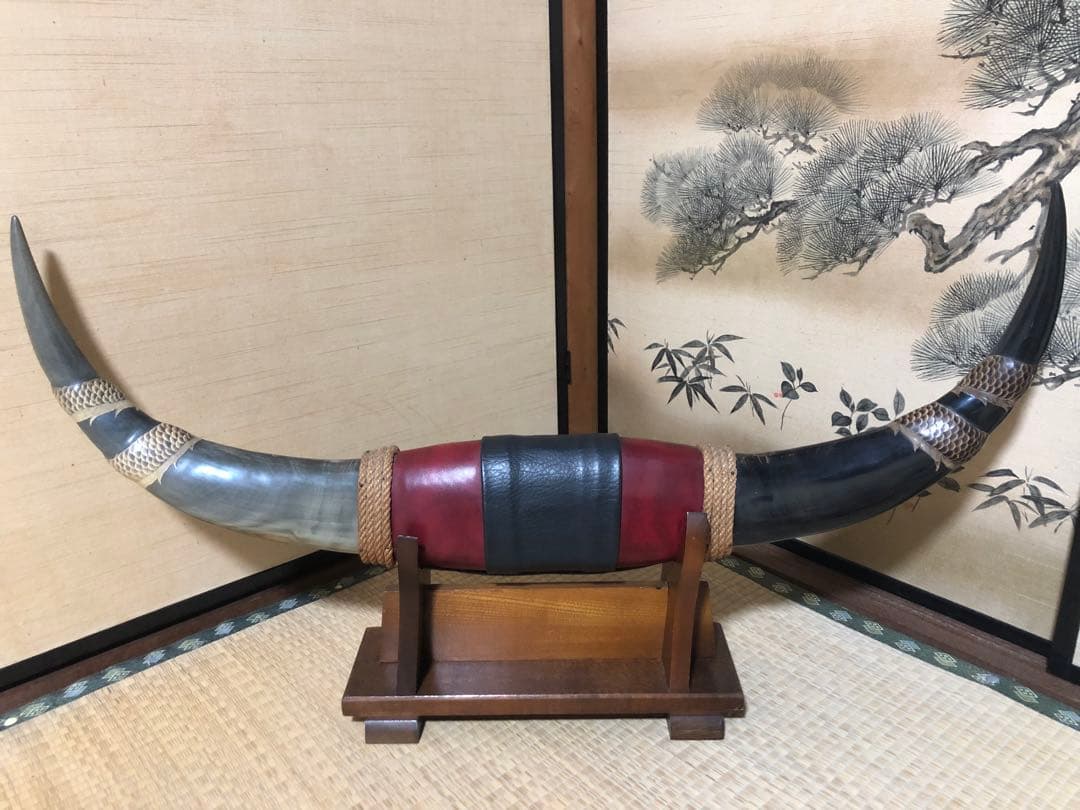 牛の角置物（竜の彫刻：台付き）