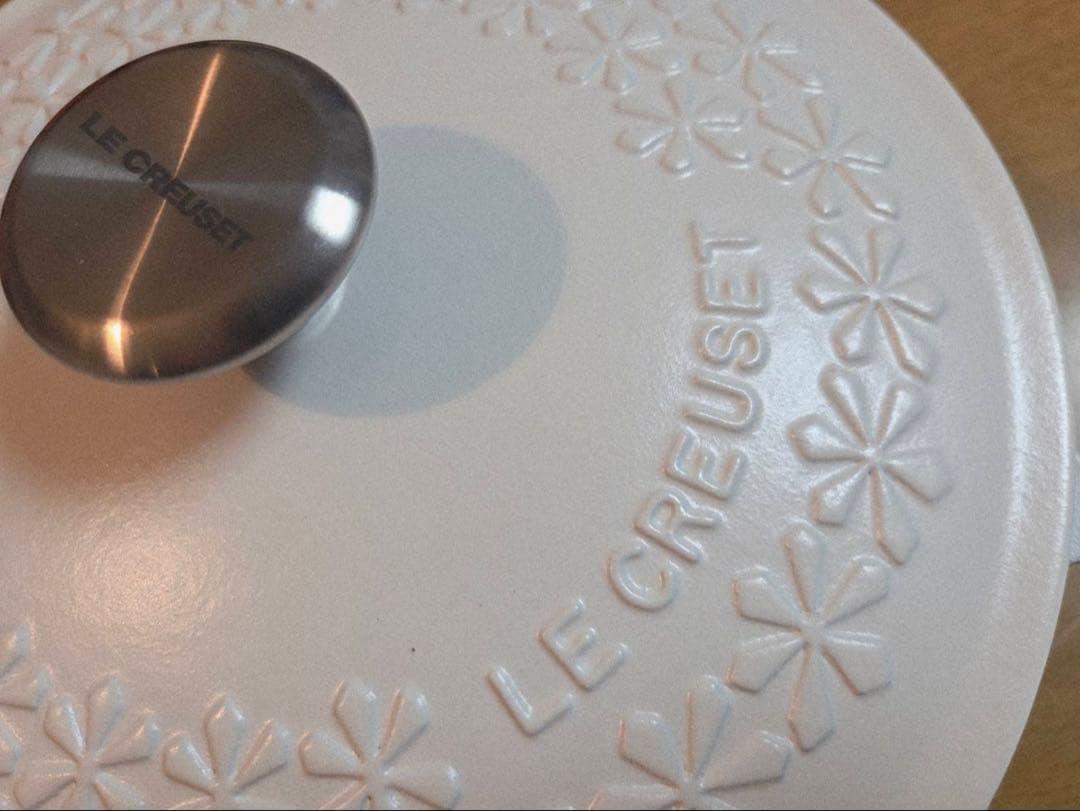 ルクルーゼ シグニチャー　マルミット 22cm フラワーレリーフ　新品