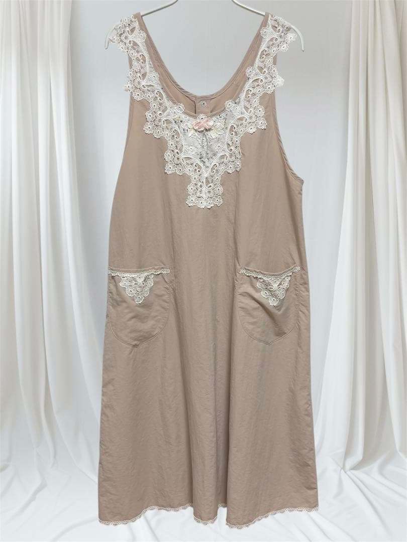 さえら　AKIAKANE レース装飾付きベージュ エプロン