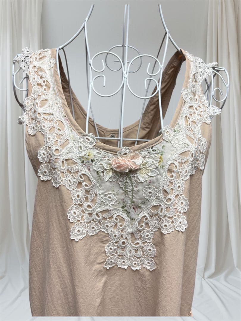 さえら　AKIAKANE レース装飾付きベージュ エプロン