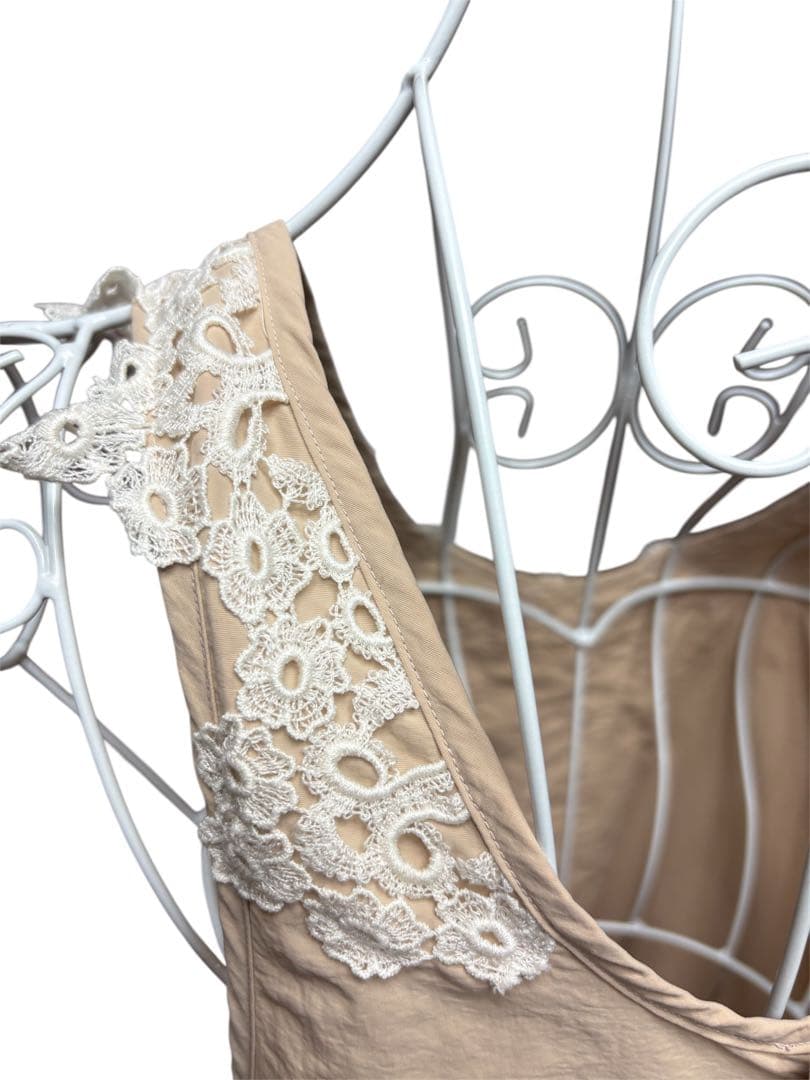 さえら　AKIAKANE レース装飾付きベージュ エプロン