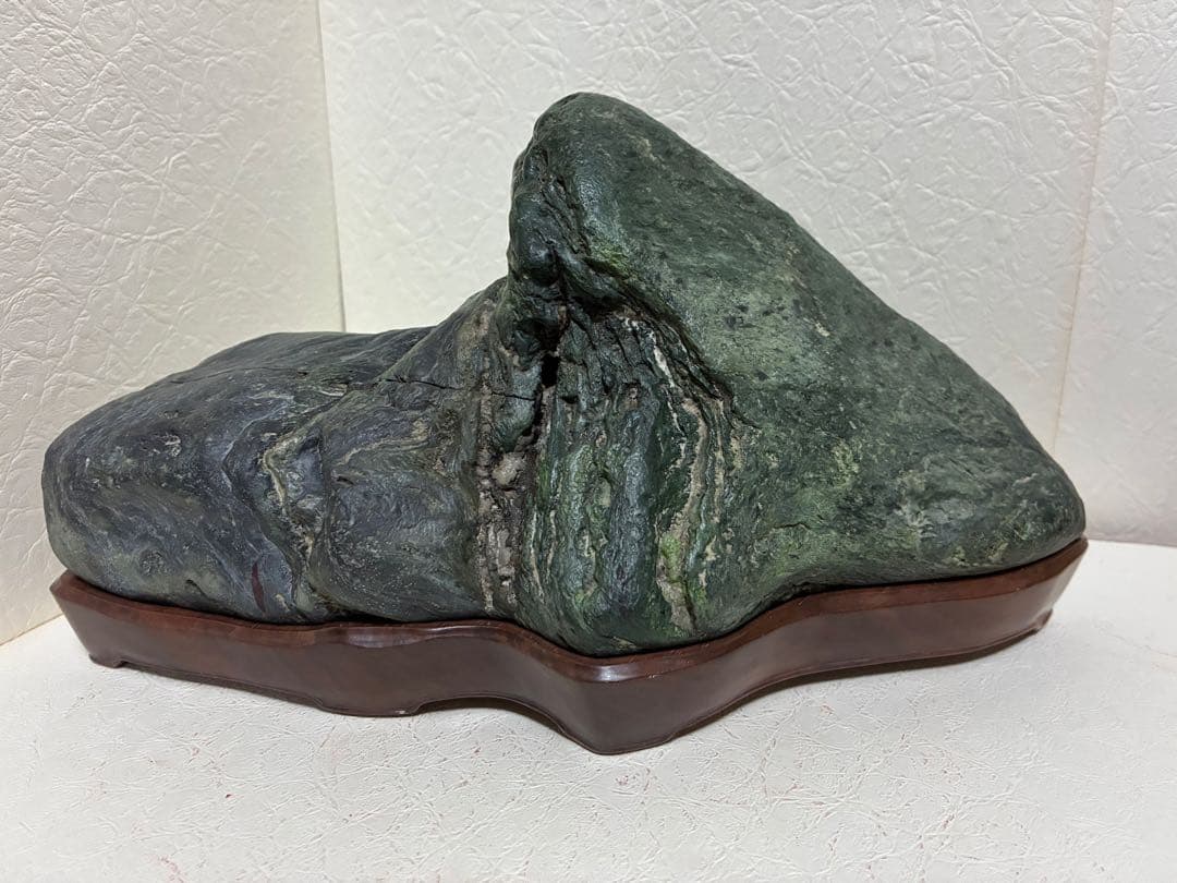 北海道神居古潭石サS ツートン山形 木製台座付き（名入り） - メルカリ