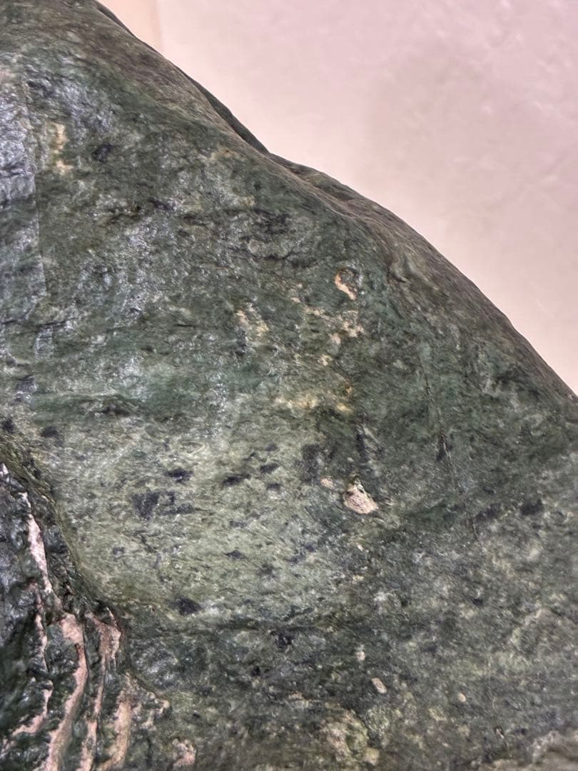 北海道神居古潭石サS ツートン山形 木製台座付き（名入り） - メルカリ