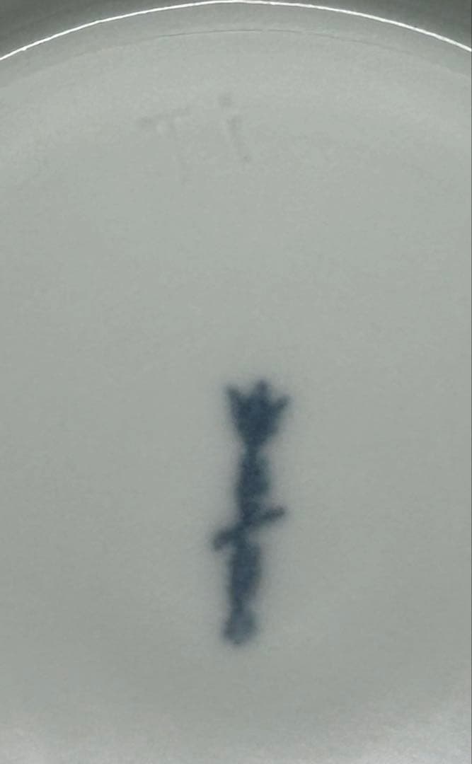 陶器　KPM ベルリン王立磁器製陶所　大鉢　ドイツ名陶　製作者サインあり　白磁