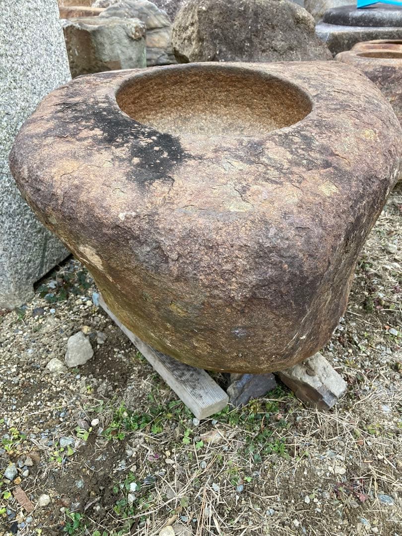 本鞍馬石水鉢　カワスウブ石　みかん彫り