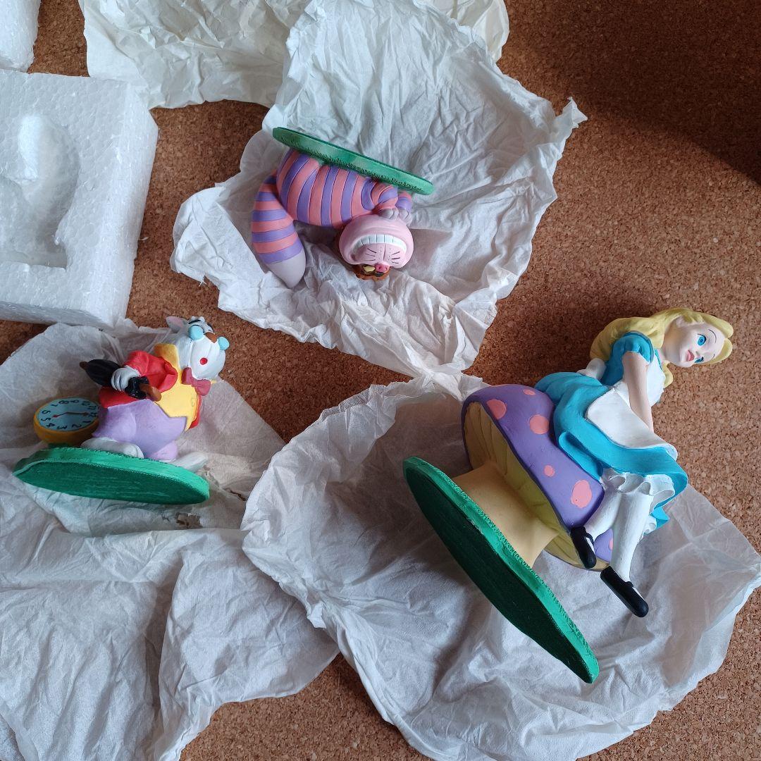 Disney　置物　不思議の国のアリス　デイジー　チェシャ猫　白うさぎ　プルート