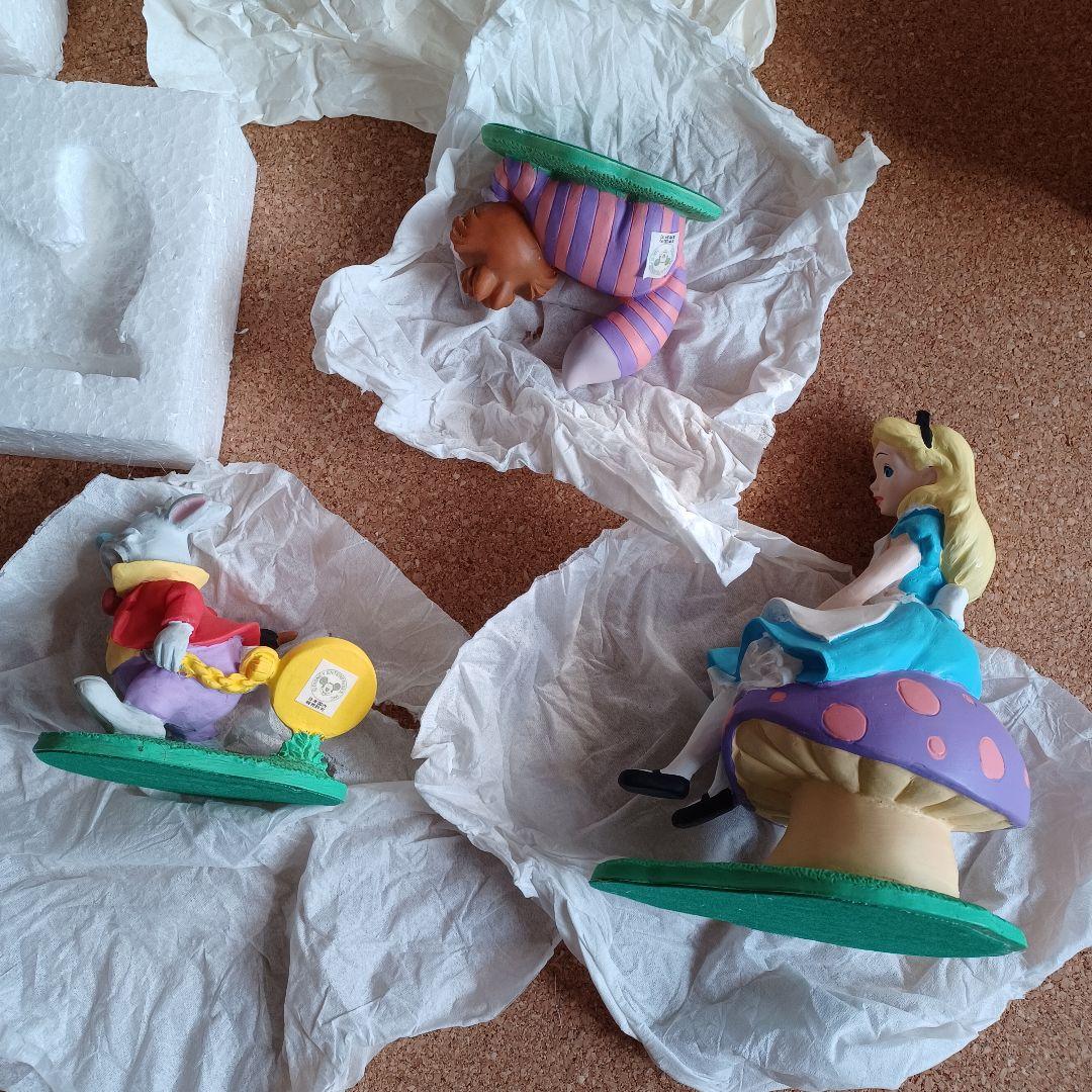 Disney　置物　不思議の国のアリス　デイジー　チェシャ猫　白うさぎ　プルート