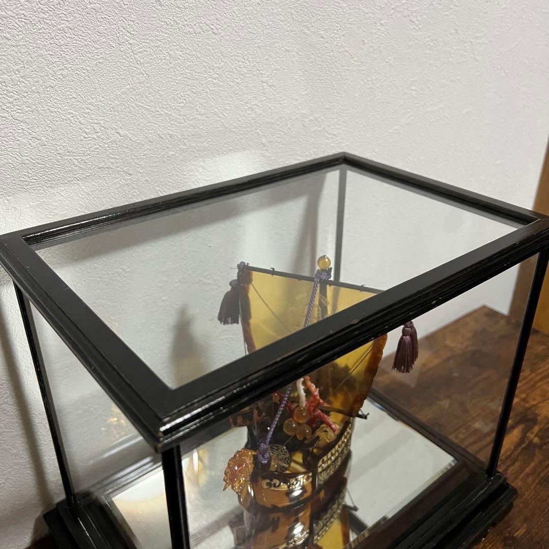 本鼈鳳凰宝船の置物　縁起物　オブジェ　ガラスケース付き