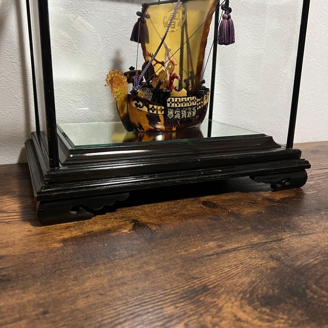 本鼈鳳凰宝船の置物　縁起物　オブジェ　ガラスケース付き