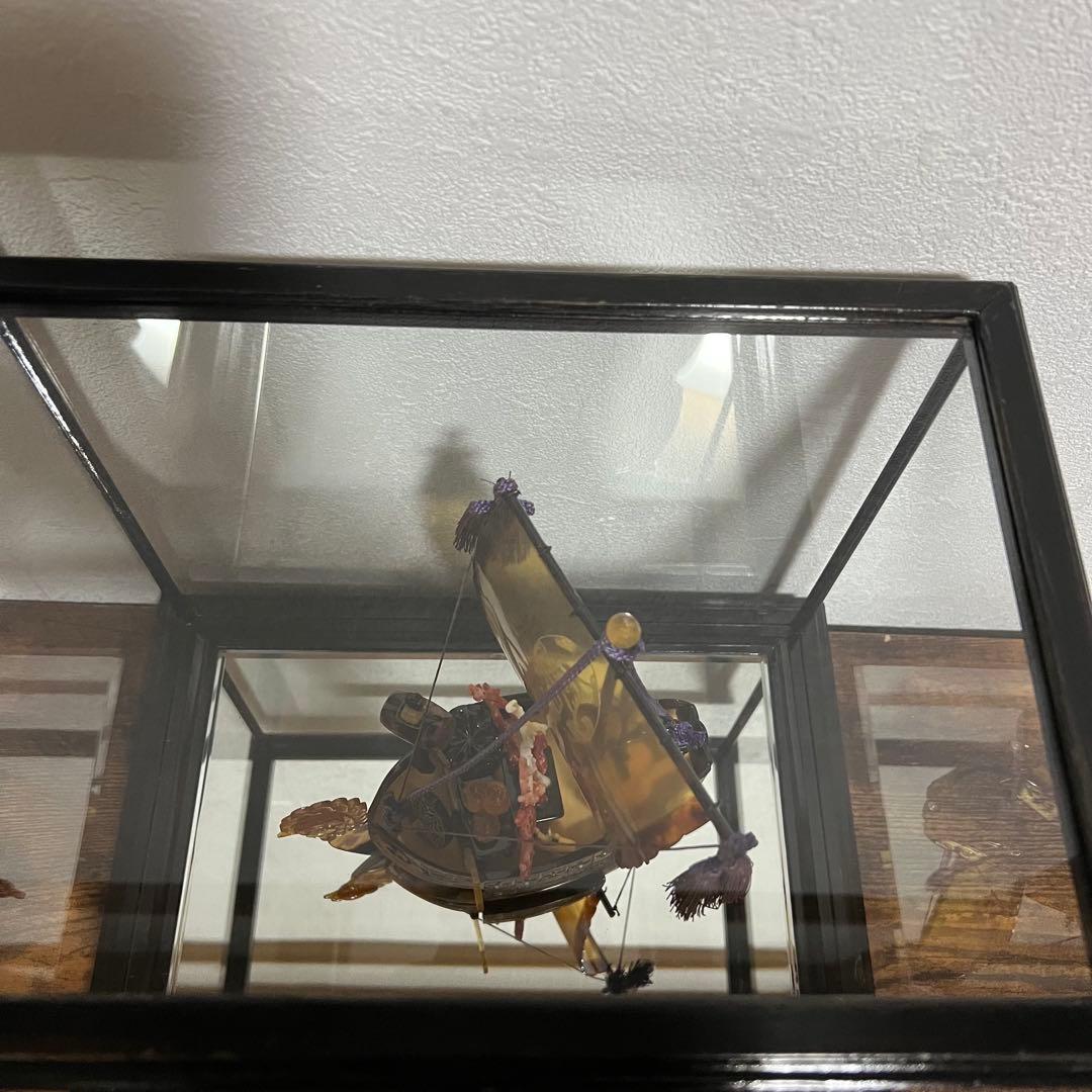 本鼈鳳凰宝船の置物　縁起物　オブジェ　ガラスケース付き