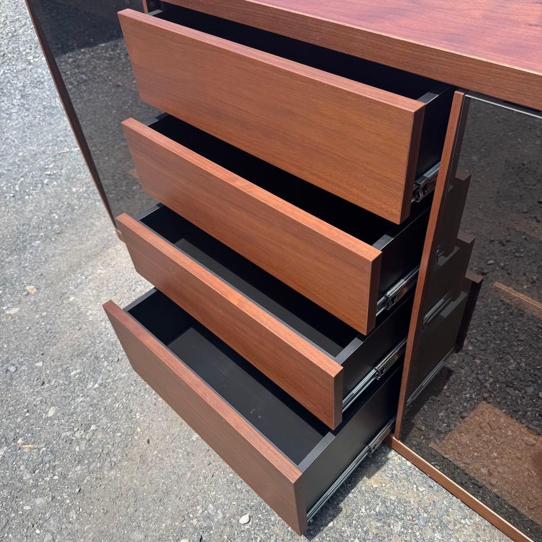 ブラウンキャビネット サイドボード　ガラス扉付き