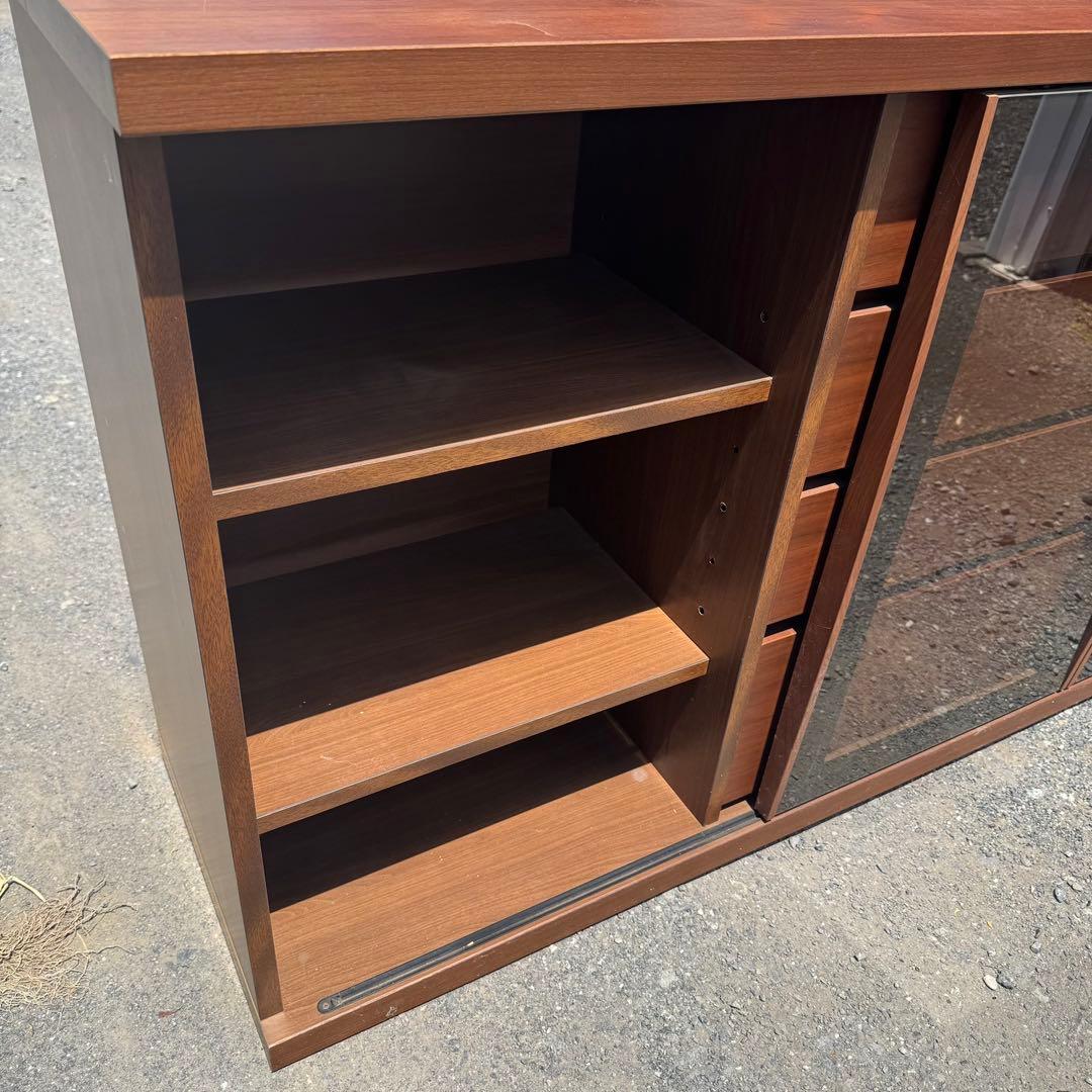 ブラウンキャビネット サイドボード　ガラス扉付き