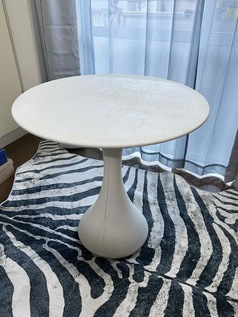 ドリアデ「KISSI KISSI」ホワイト ガーデンテーブル（屋内使用）