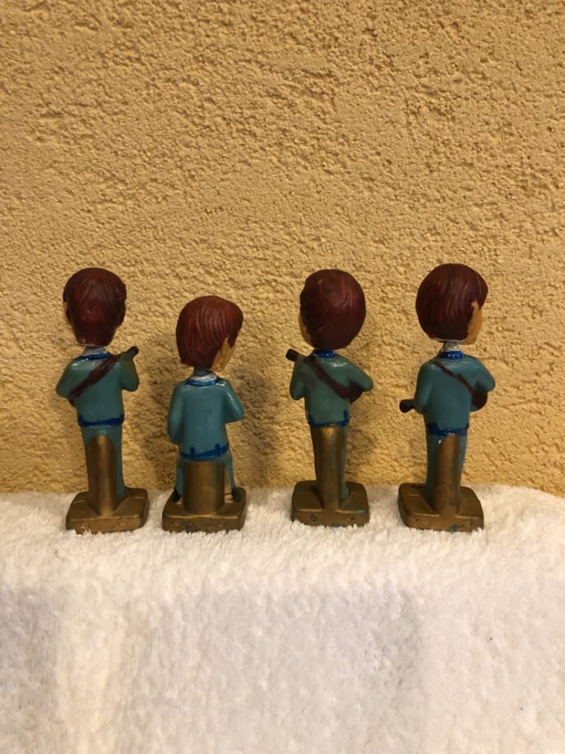ビートルズ　フィギュア