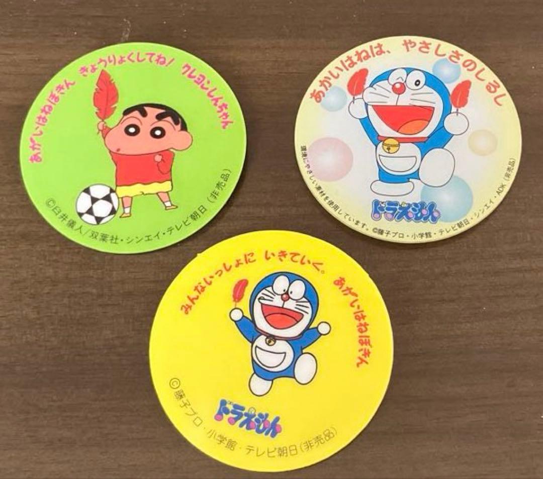 非売品』赤い羽根募金 ドラえもん➕クレヨンしんちゃんバッヂ 3個