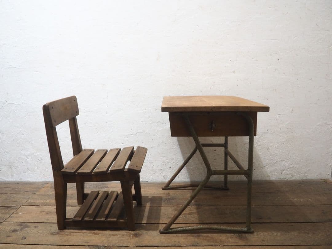 1324 ②ヴィンテージ　レトロな学校机と椅子　テーブル　イス　古家具　子供用