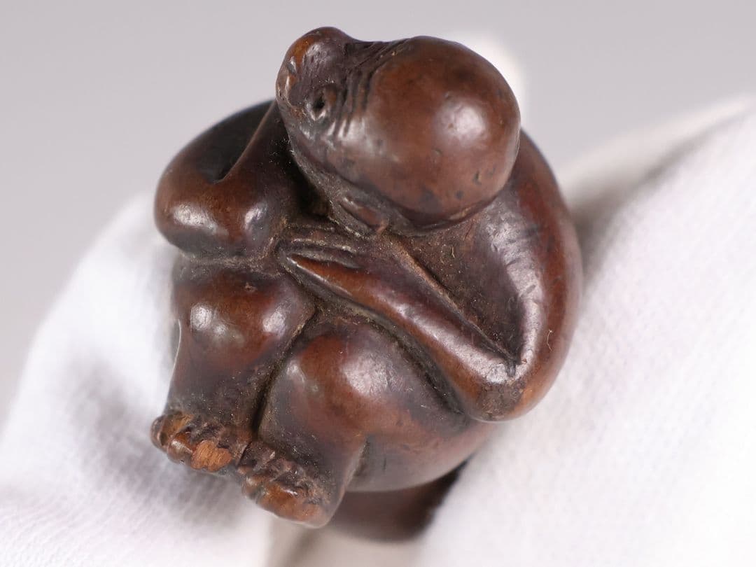 時代 堤物 猿と茄子 木彫 根付 木製【MB176】