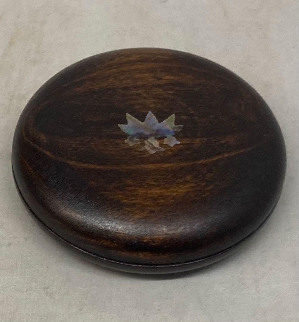 B528b 香合　夏目有彦作　共箱　笹竜胆図　木地漆塗　青貝　茶道具