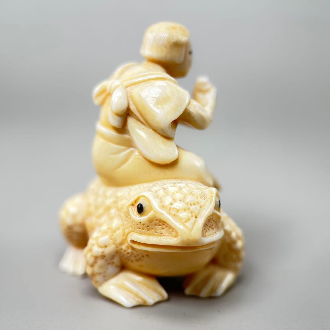 カエルに乗った人物彫刻 極上根付天然素材アンティーク骨董飾り物古美術置物細密細工