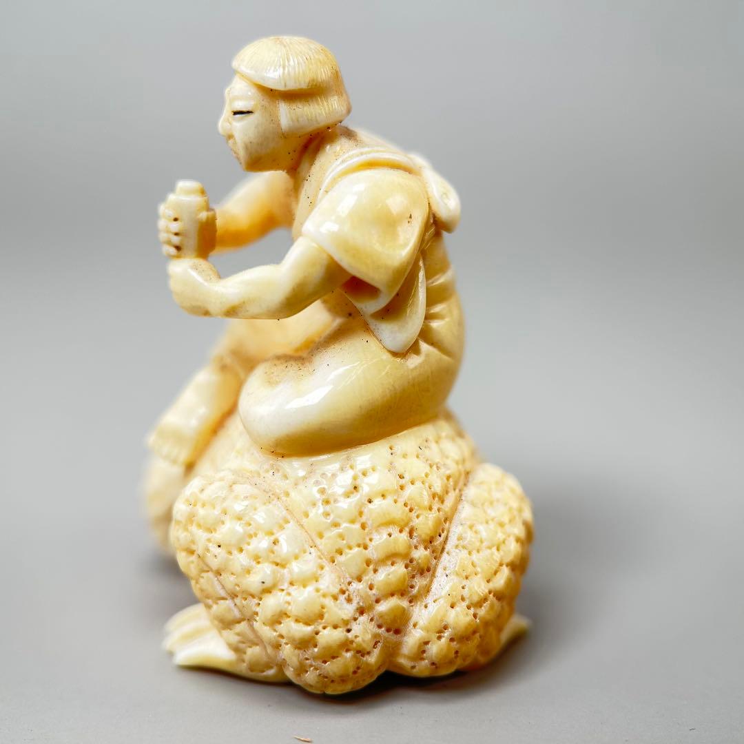 カエルに乗った人物彫刻 極上根付天然素材アンティーク骨董飾り物古美術置物細密細工