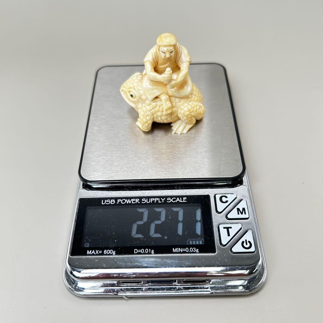 カエルに乗った人物彫刻 極上根付天然素材アンティーク骨董飾り物古美術置物細密細工