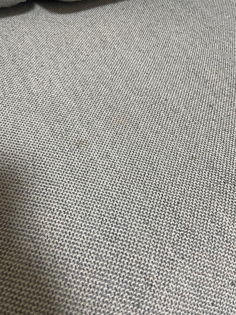 グレーの3人掛けソファ