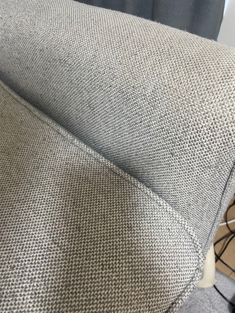 グレーの3人掛けソファ