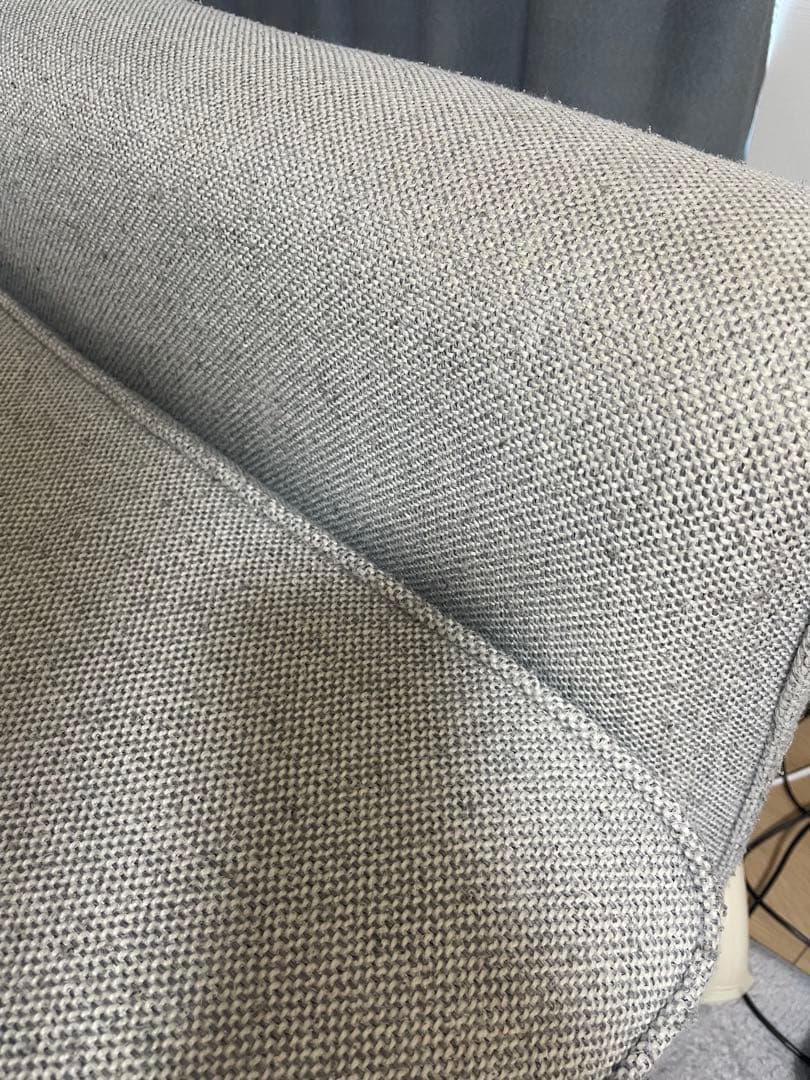 グレーの3人掛けソファ