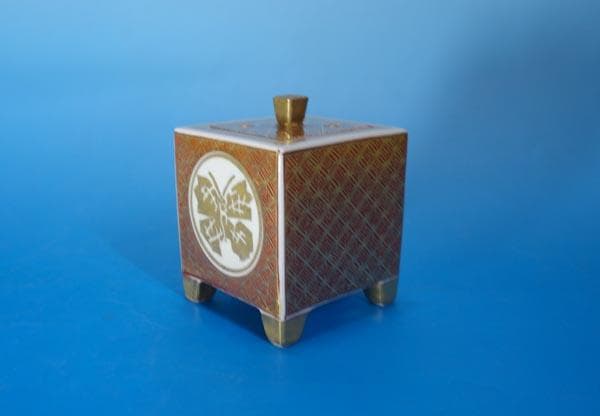 九谷焼　金襴手　角香炉　四方香炉　 山岸政明　共箱　石川県無形文化財 2004